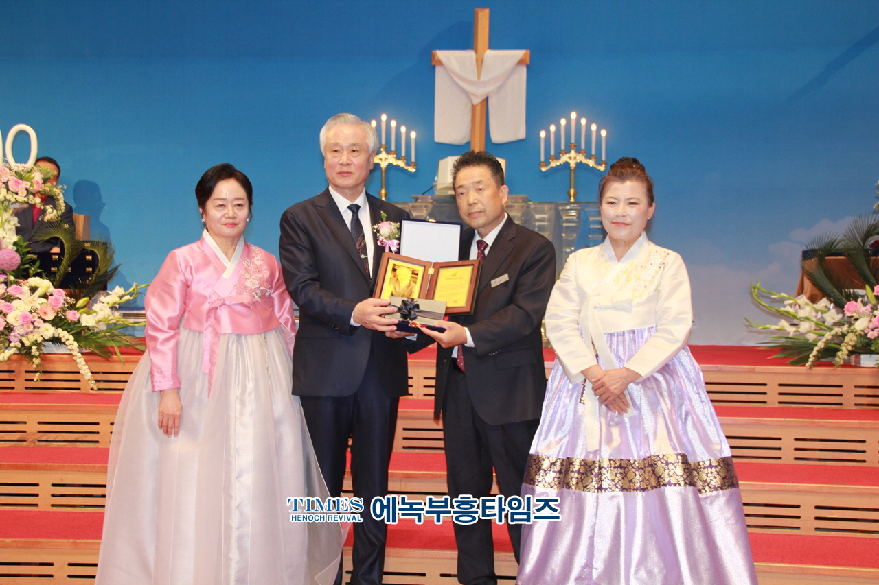 하늘꿈교회, 창립70주년 신용대 담임목사 성역40주년 감사예배 명예박사 학위수여식 및 은퇴 장로 찬하·취임, 권사임직식 가져.