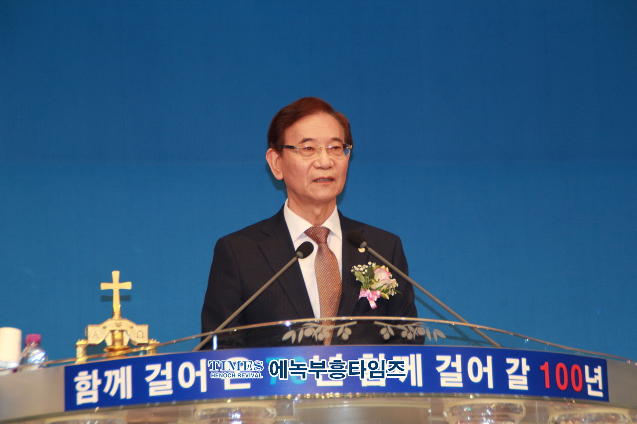 하늘꿈교회, 창립70주년 신용대 담임목사 성역40주년 감사예배 명예박사 학위수여식 및 은퇴 장로 찬하·취임, 권사임직식 가져.