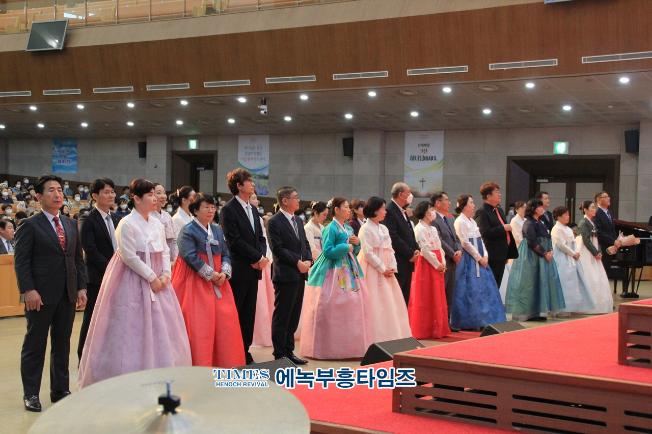 하늘꿈교회, 창립70주년 신용대 담임목사 성역40주년 감사예배 명예박사 학위수여식 및 은퇴 장로 찬하·취임, 권사임직식 가져.
