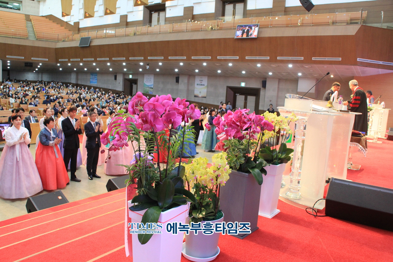 하늘꿈교회, 창립70주년 신용대 담임목사 성역40주년 감사예배 명예박사 학위수여식 및 은퇴 장로 찬하·취임, 권사임직식 가져.