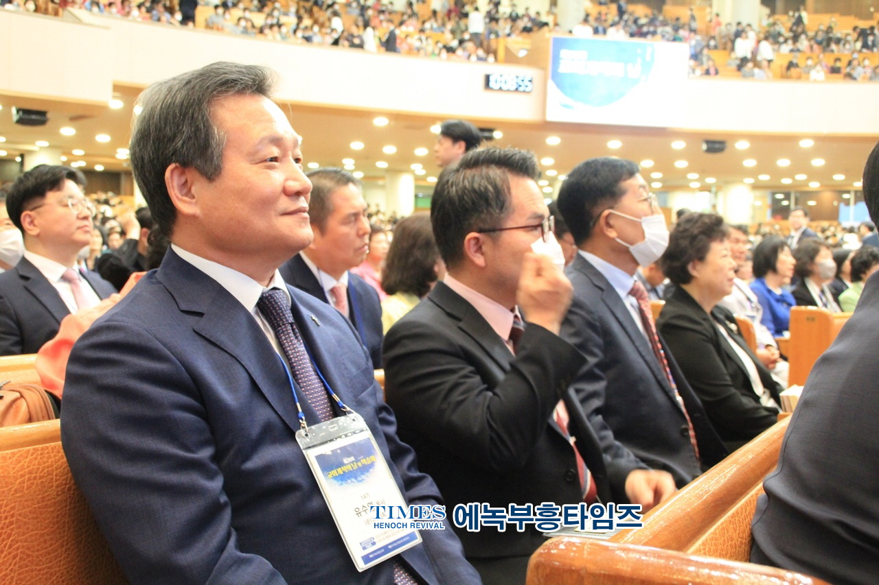 순복음명성교회 유수열목사 여의도순복음교회로부터 개척 13년만에 양여받아.
