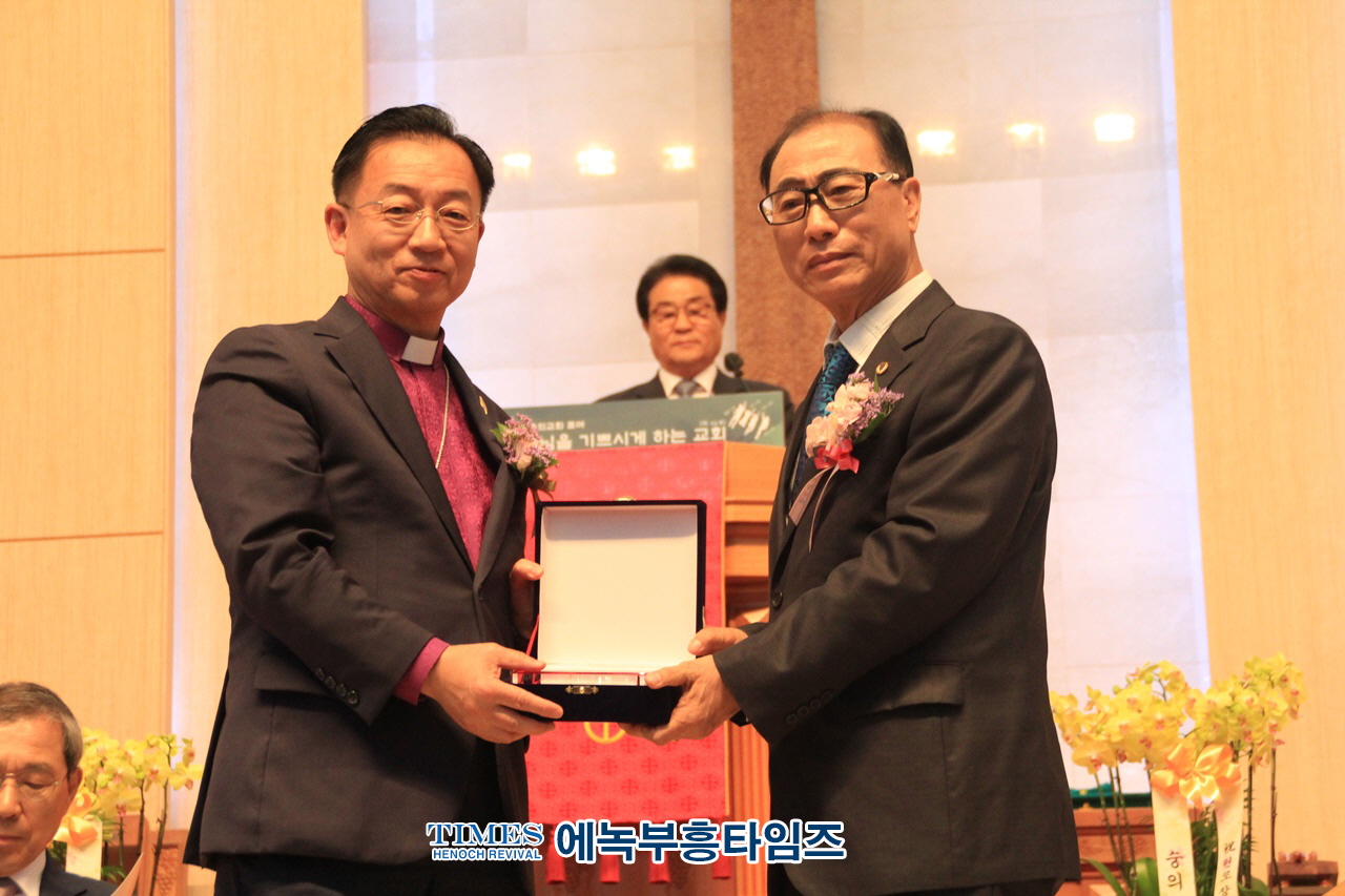 기감 원로장로회중부연회연합회 “회장 이•취임 감사예배” 은혜롭게 드려.