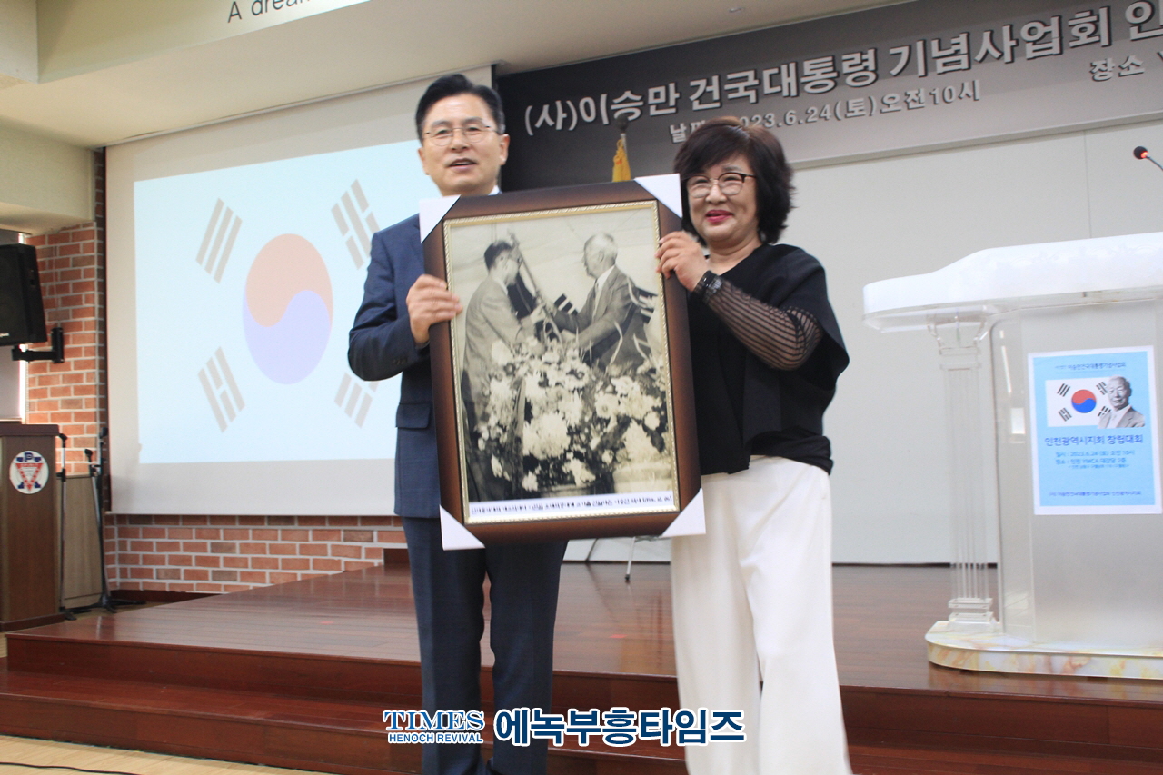 (사)이승만대통령기념사업회 인천광역시지회 창립대회 통해 인하대에 이승만 건국대통령동상 복구 성명서를 냈다.