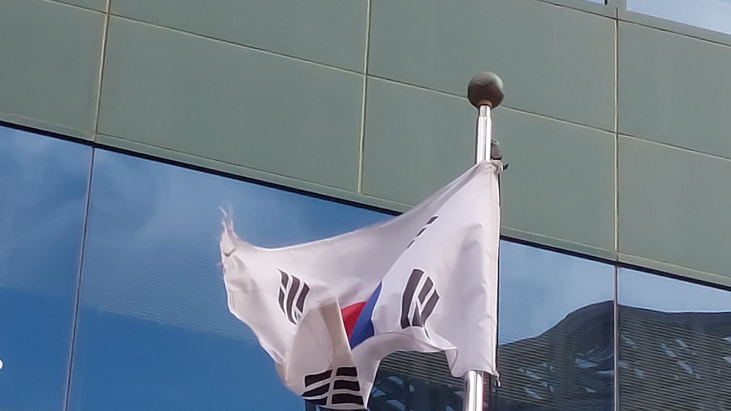 포토뉴스- SK 본사에 게양된 너덜거리는 태극기