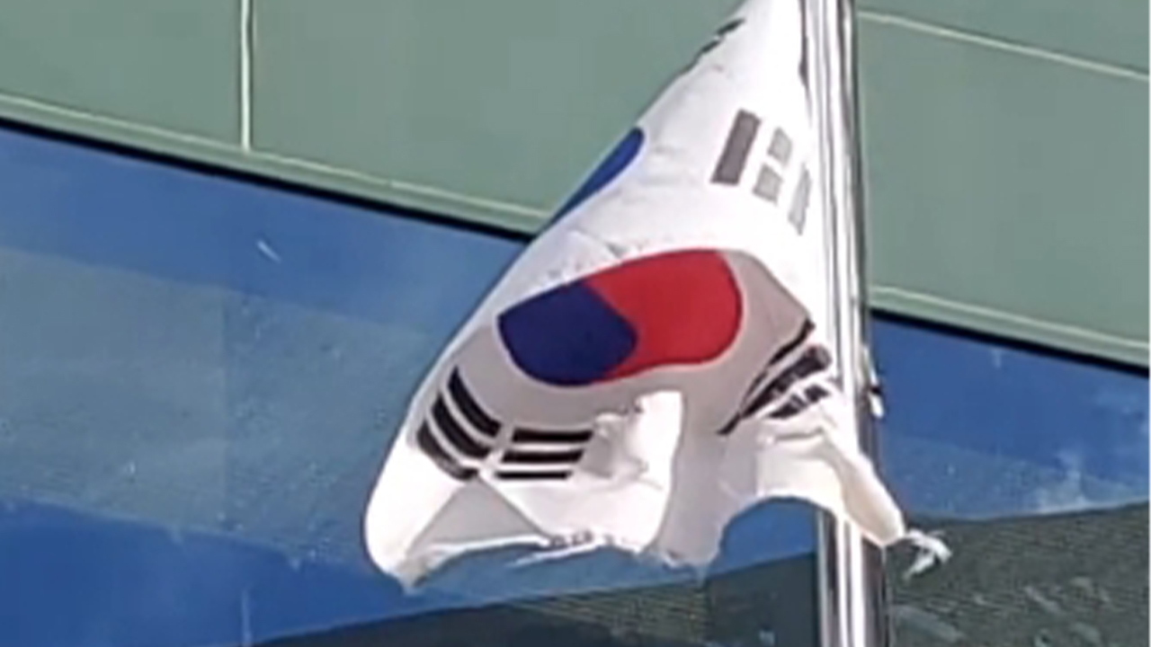 포토뉴스- SK 본사에 게양된 너덜거리는 태극기