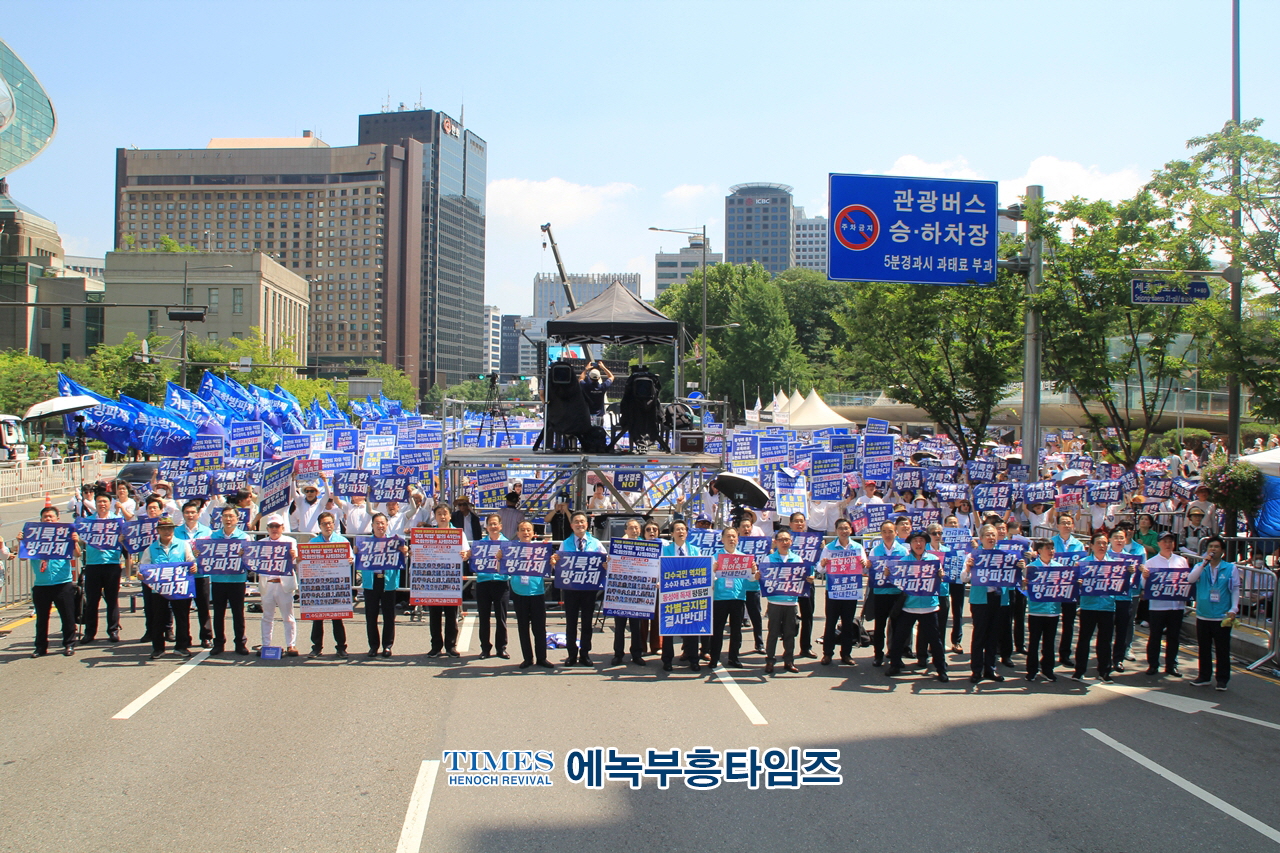 오정호 목사, 거룩한 방파제가 되어 영적인 쓰나미를 막아내자고 강조해.