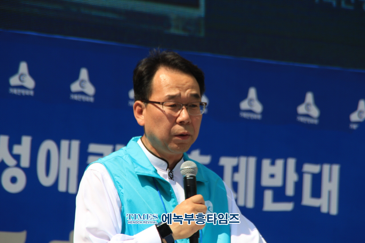 오정호 목사, 거룩한 방파제가 되어 영적인 쓰나미를 막아내자고 강조해.