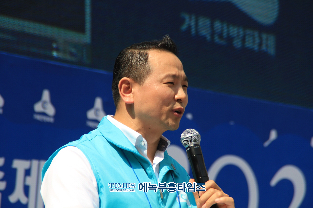 오정호 목사, 거룩한 방파제가 되어 영적인 쓰나미를 막아내자고 강조해.
