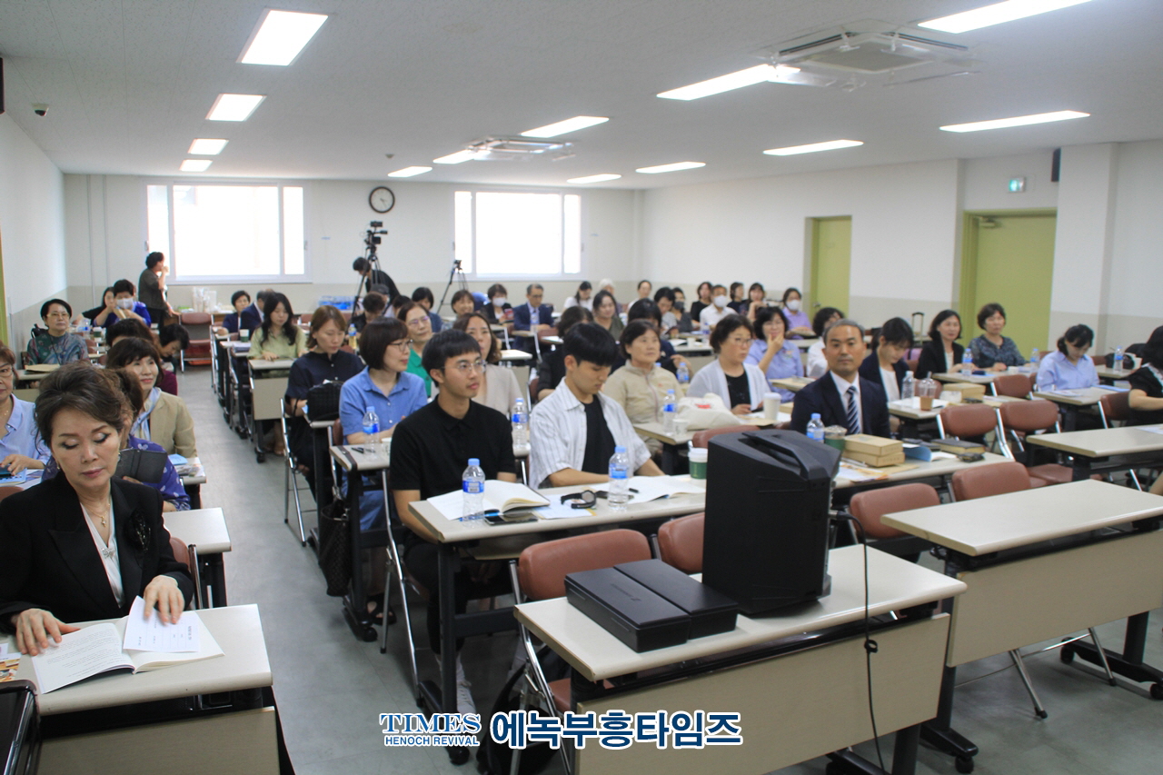 복음진리선교협의회, 장한국목사 제6회 세미나서 "사도요한이 본 하늘의 삼위 하나님"에 대해 강의해.