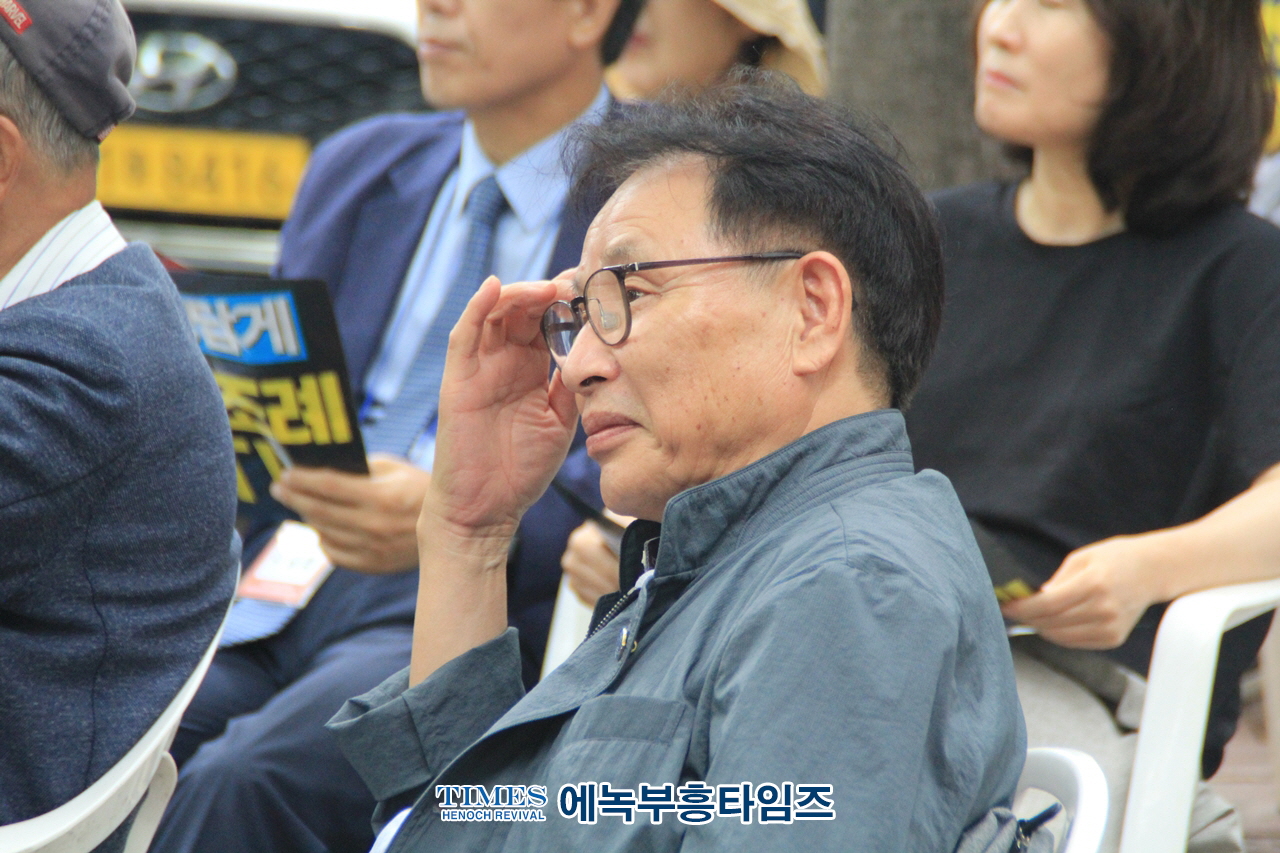 학생인권조례는 학교를 학생, 학부모, 교사의 전쟁터로 만들어놓아 폐지가 답니다.