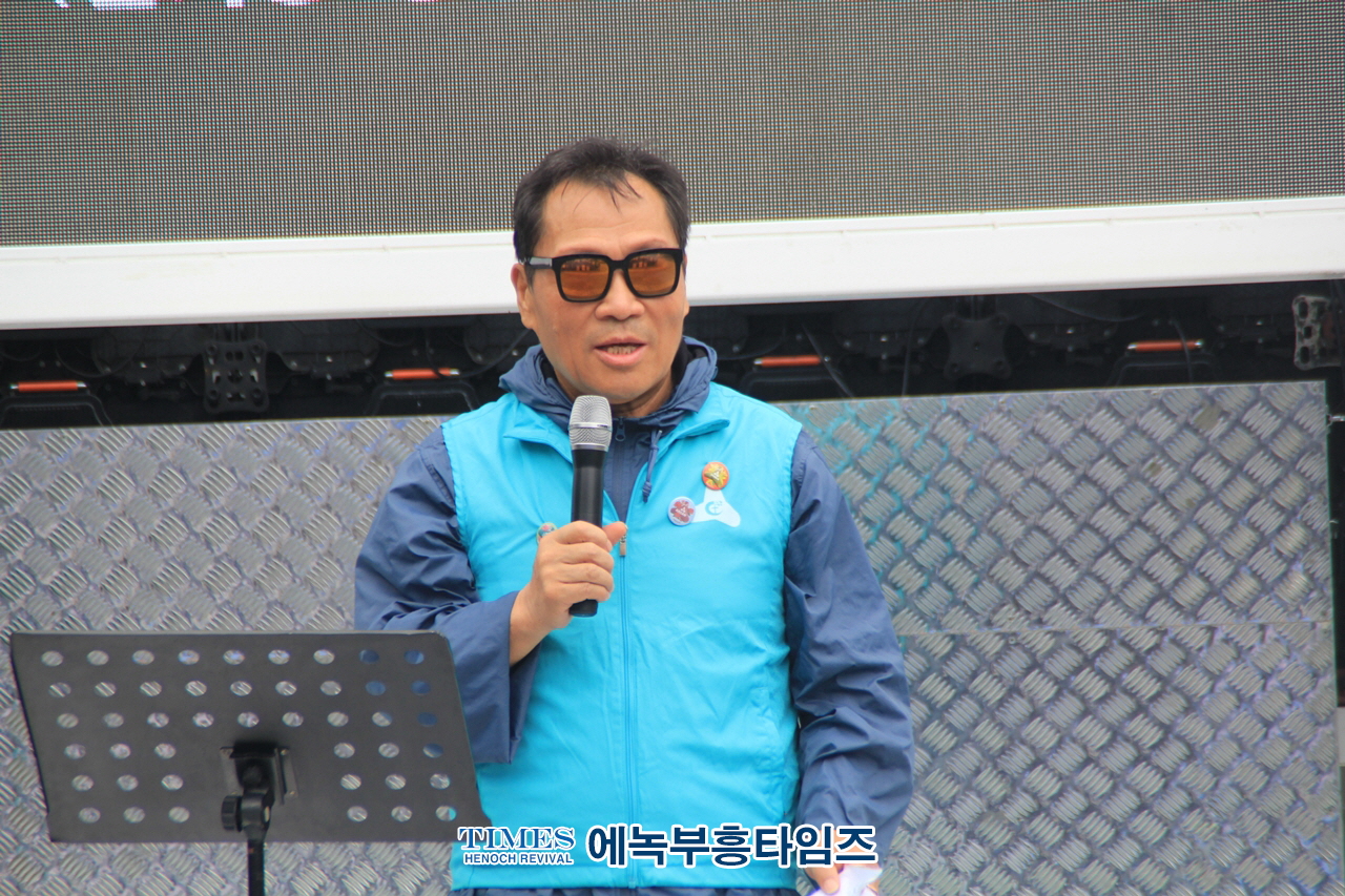 거룩한 방파제 목포에서 임진각까지 596km 2차 국토 순례중 인천부평에서 인기총과 함께 선포식 가져.