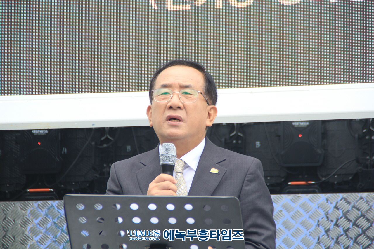 거룩한 방파제 목포에서 임진각까지 596km 2차 국토 순례중 인천부평에서 인기총과 함께 선포식 가져.