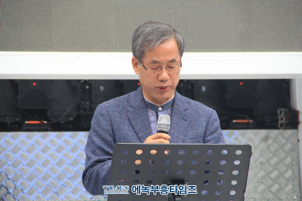 거룩한 방파제 목포에서 임진각까지 596km 2차 국토 순례중 인천부평에서 인기총과 함께 선포식 가져.