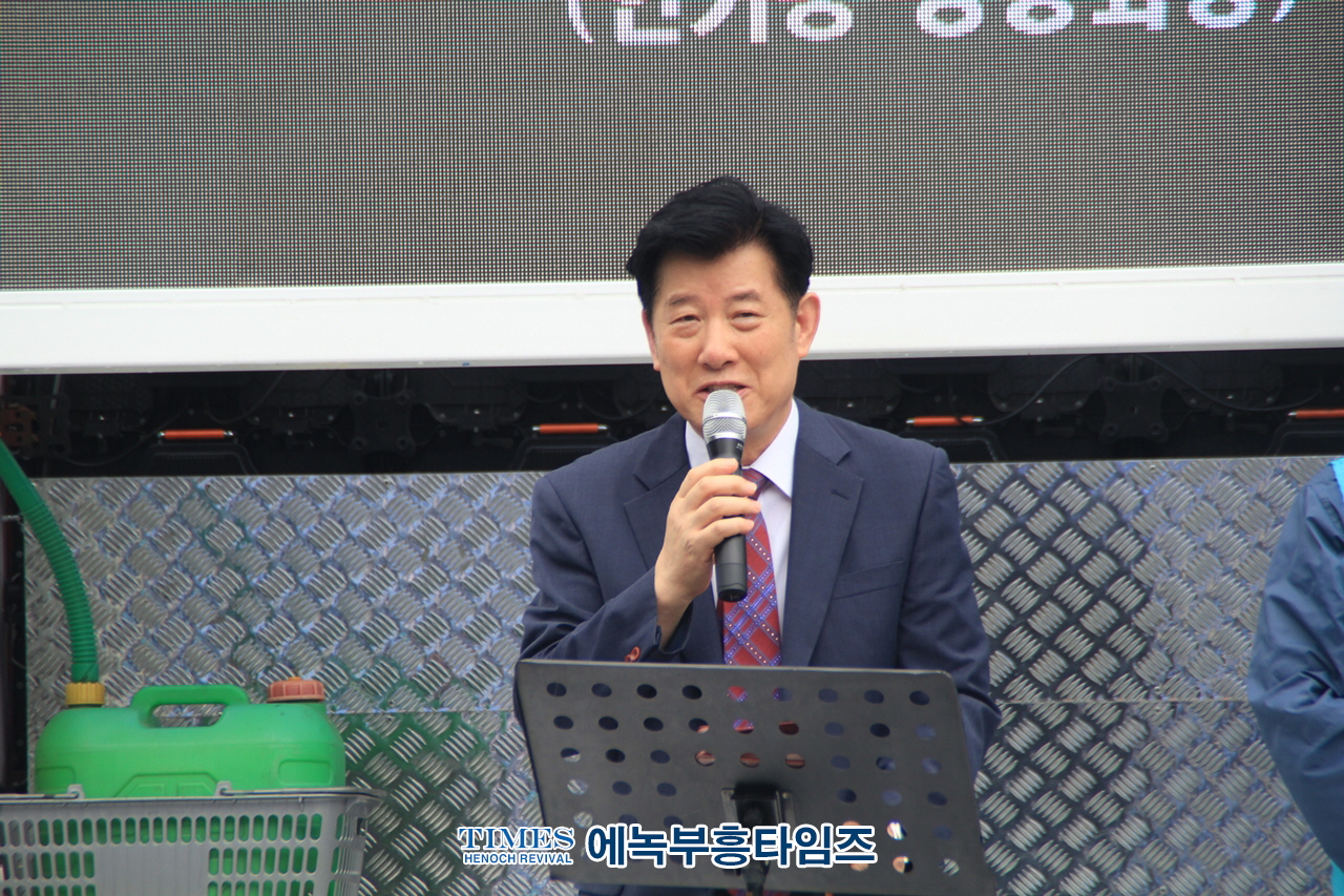거룩한 방파제 목포에서 임진각까지 596km 2차 국토 순례중 인천부평에서 인기총과 함께 선포식 가져.