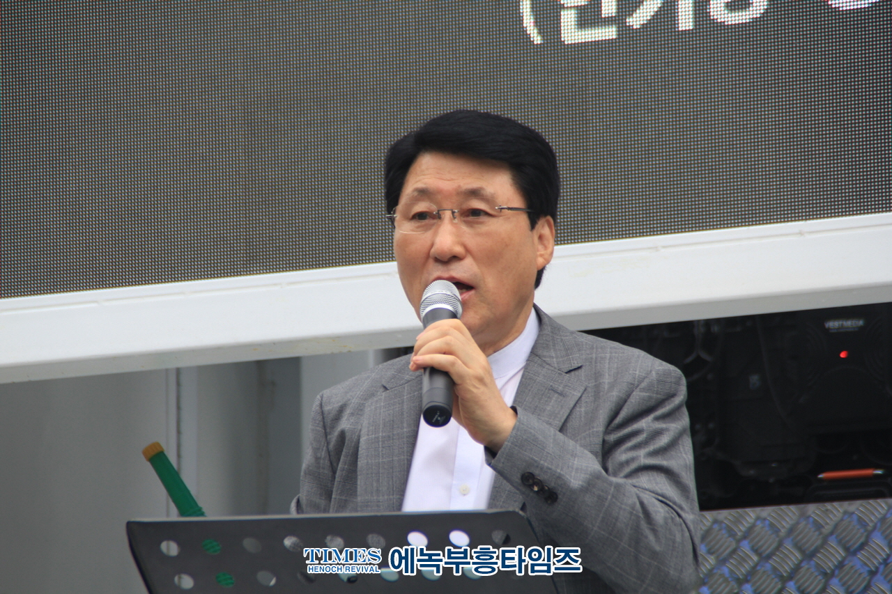 거룩한 방파제 목포에서 임진각까지 596km 2차 국토 순례중 인천부평에서 인기총과 함께 선포식 가져.