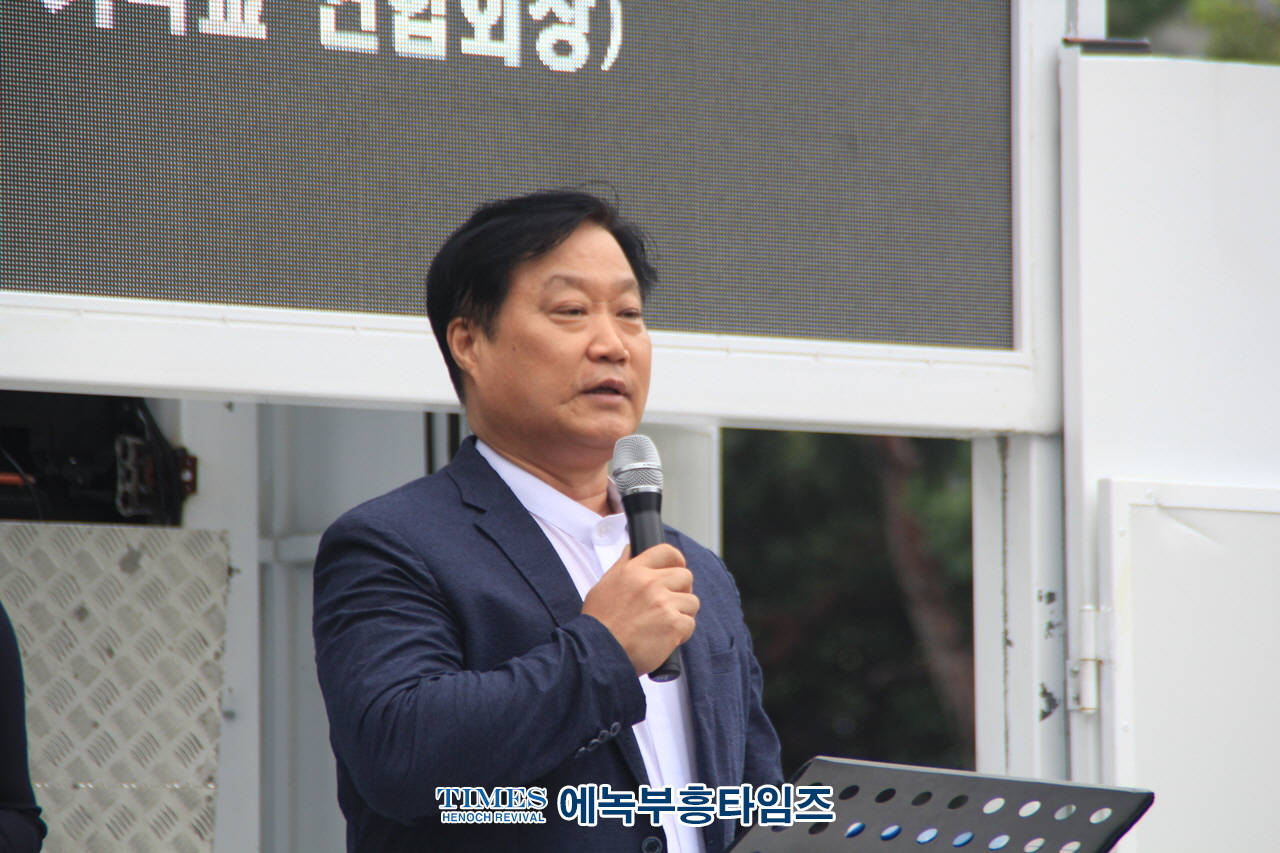 거룩한 방파제 목포에서 임진각까지 596km 2차 국토 순례중 인천부평에서 인기총과 함께 선포식 가져.