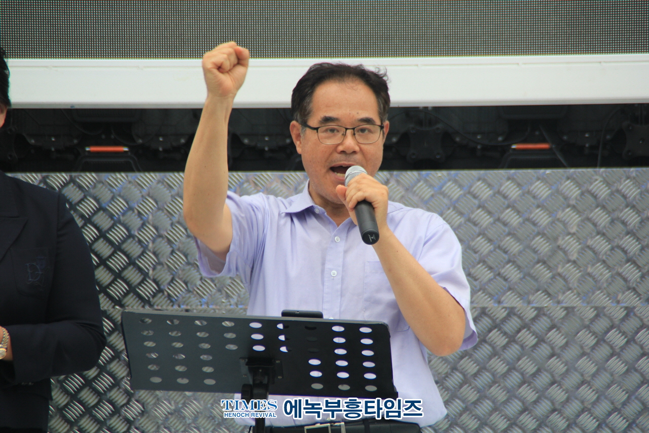 거룩한 방파제 목포에서 임진각까지 596km 2차 국토 순례중 인천부평에서 인기총과 함께 선포식 가져.