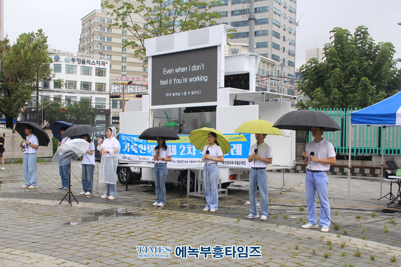거룩한 방파제 목포에서 임진각까지 596km 2차 국토 순례중 인천부평에서 인기총과 함께 선포식 가져.
