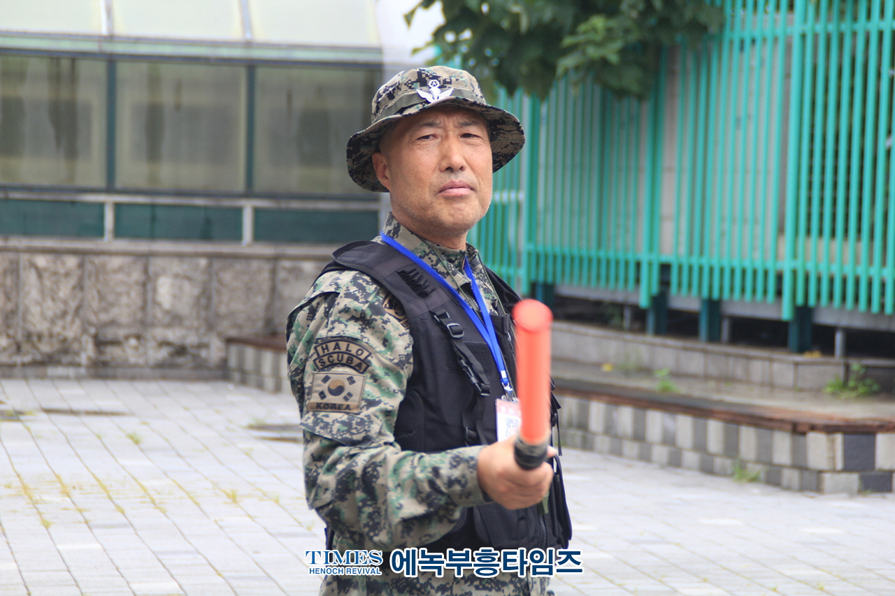 거룩한 방파제 목포에서 임진각까지 596km 2차 국토 순례중 인천부평에서 인기총과 함께 선포식 가져.