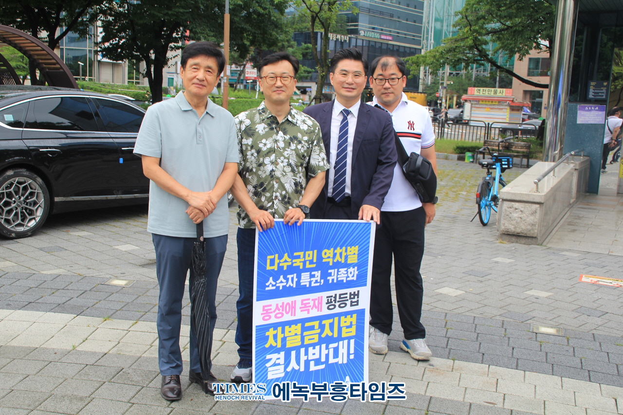 거룩한 방파제 목포에서 임진각까지 596km 2차 국토 순례중 인천부평에서 인기총과 함께 선포식 가져.