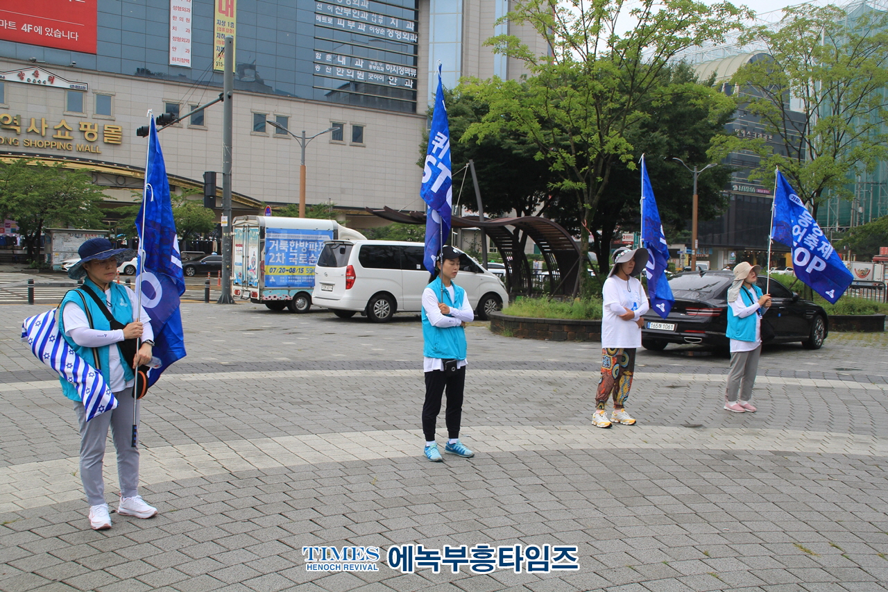 거룩한 방파제 목포에서 임진각까지 596km 2차 국토 순례중 인천부평에서 인기총과 함께 선포식 가져.