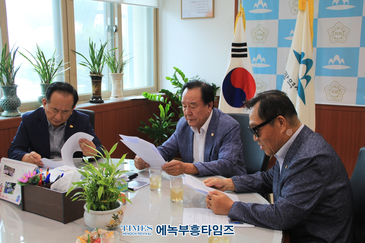 인기총 동성애대책특별위원회 미추홀구, 부평구 구청장과 구의회 의장과 간담회 갖고 진정서 제출해.