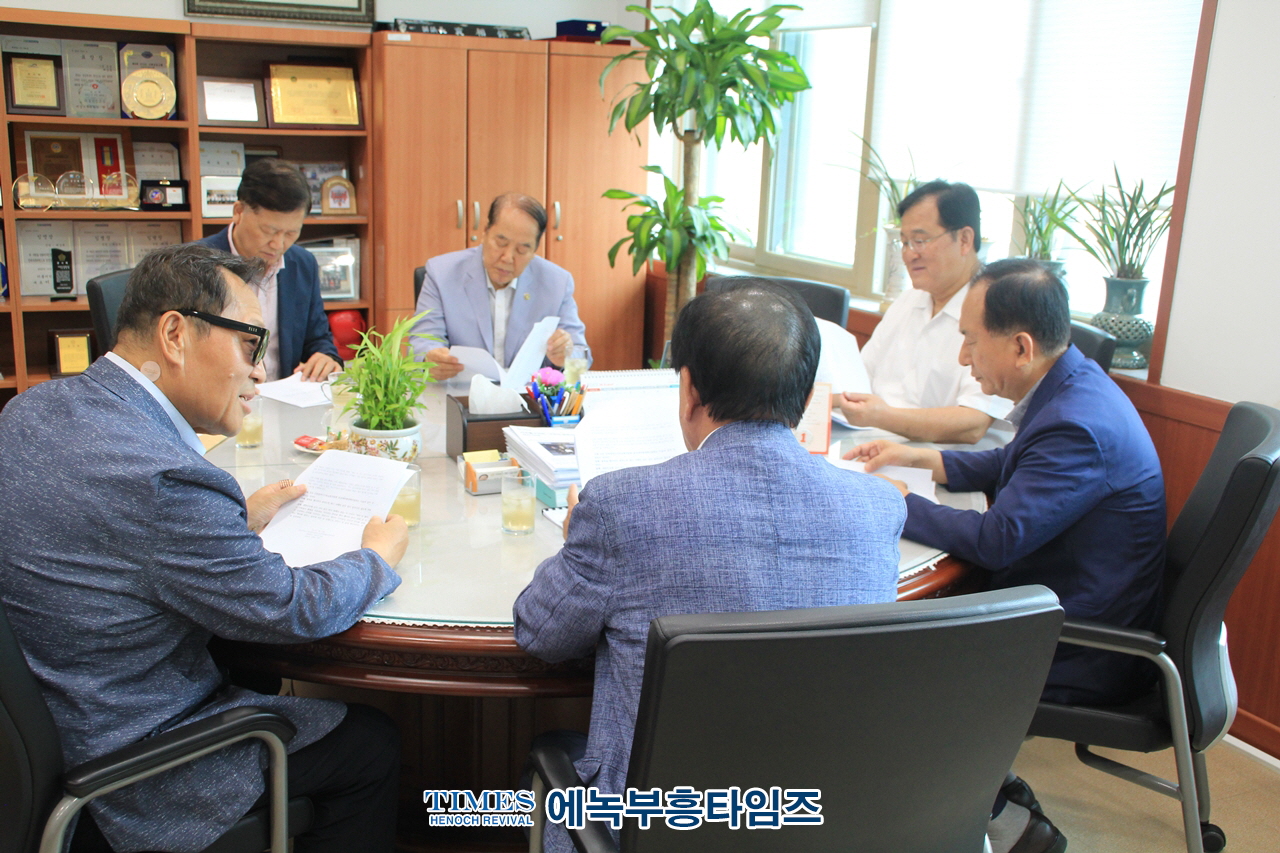 인기총 동성애대책특별위원회 미추홀구, 부평구 구청장과 구의회 의장과 간담회 갖고 진정서 제출해.