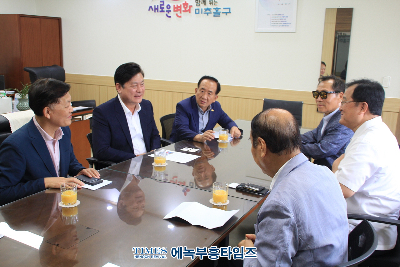 인기총 동성애대책특별위원회 미추홀구, 부평구 구청장과 구의회 의장과 간담회 갖고 진정서 제출해.