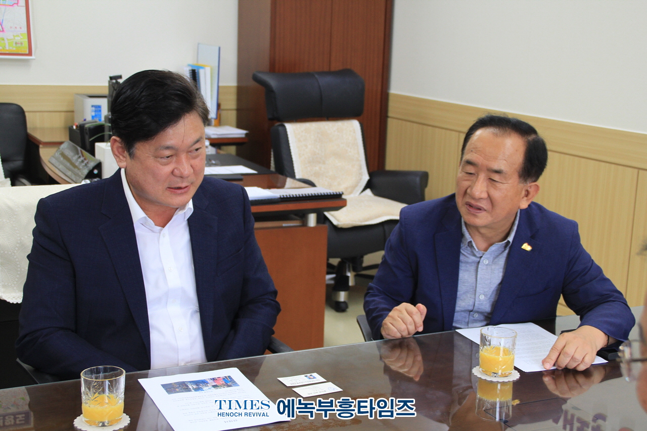 인기총 동성애대책특별위원회 미추홀구, 부평구 구청장과 구의회 의장과 간담회 갖고 진정서 제출해.