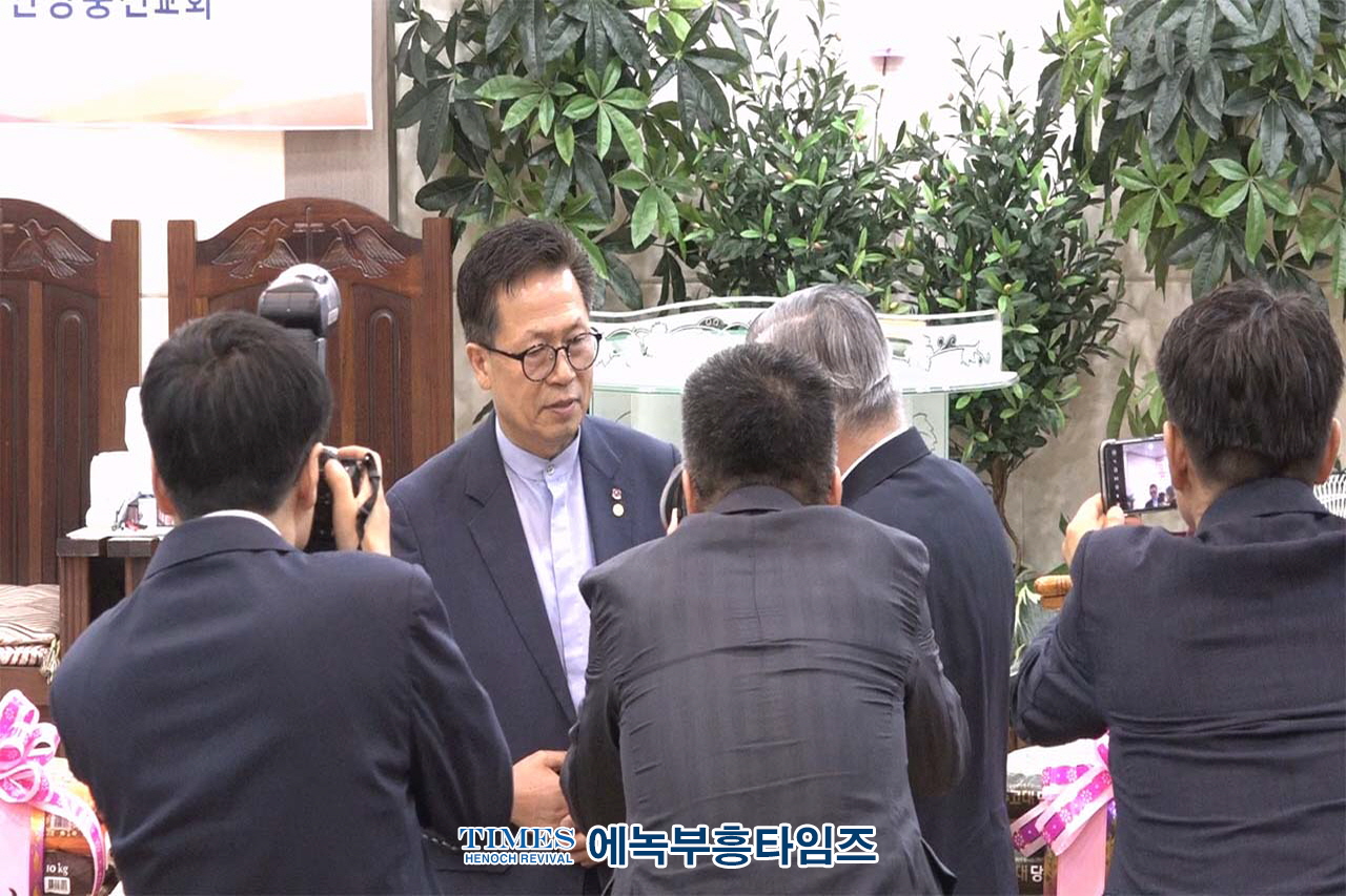 안양충신교회 박종호목사, (사)지구촌사랑의쌀나눔재단 안양지부설립 및 사랑의쌀독 발대식가져.