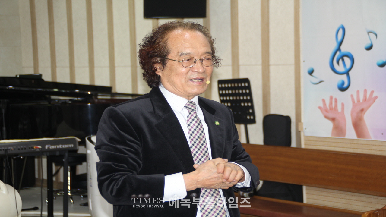 서울 중곡동 우리교회 이웃사랑 초청잔치를 열고 지역 어르신들 100며명을 초청해 식사와 선물 섬겨.