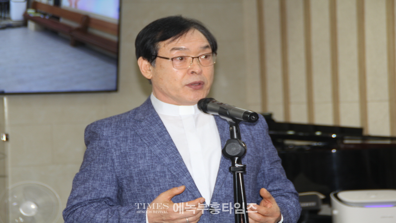 서울 중곡동 우리교회 이웃사랑 초청잔치를 열고 지역 어르신들 100며명을 초청해 식사와 선물 섬겨.