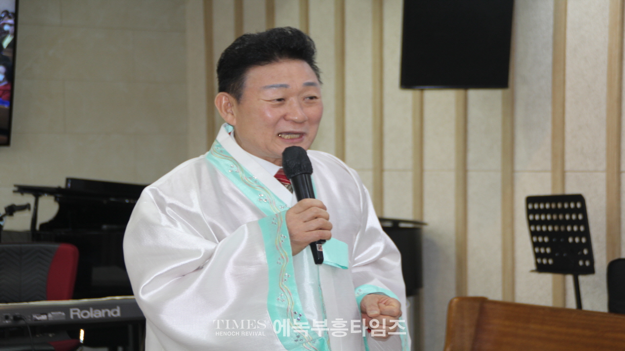 서울 중곡동 우리교회 이웃사랑 초청잔치를 열고 지역 어르신들 100며명을 초청해 식사와 선물 섬겨.