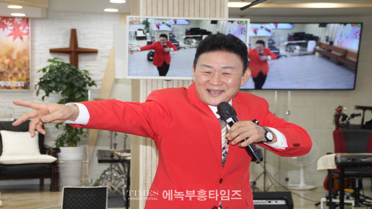 서울 중곡동 우리교회 이웃사랑 초청잔치를 열고 지역 어르신들 100며명을 초청해 식사와 선물 섬겨.