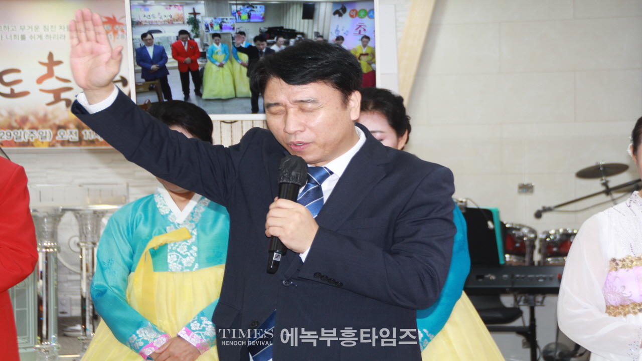 서울 중곡동 우리교회 이웃사랑 초청잔치를 열고 지역 어르신들 100며명을 초청해 식사와 선물 섬겨.