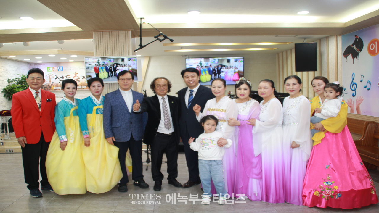 서울 중곡동 우리교회 이웃사랑 초청잔치를 열고 지역 어르신들 100며명을 초청해 식사와 선물 섬겨.