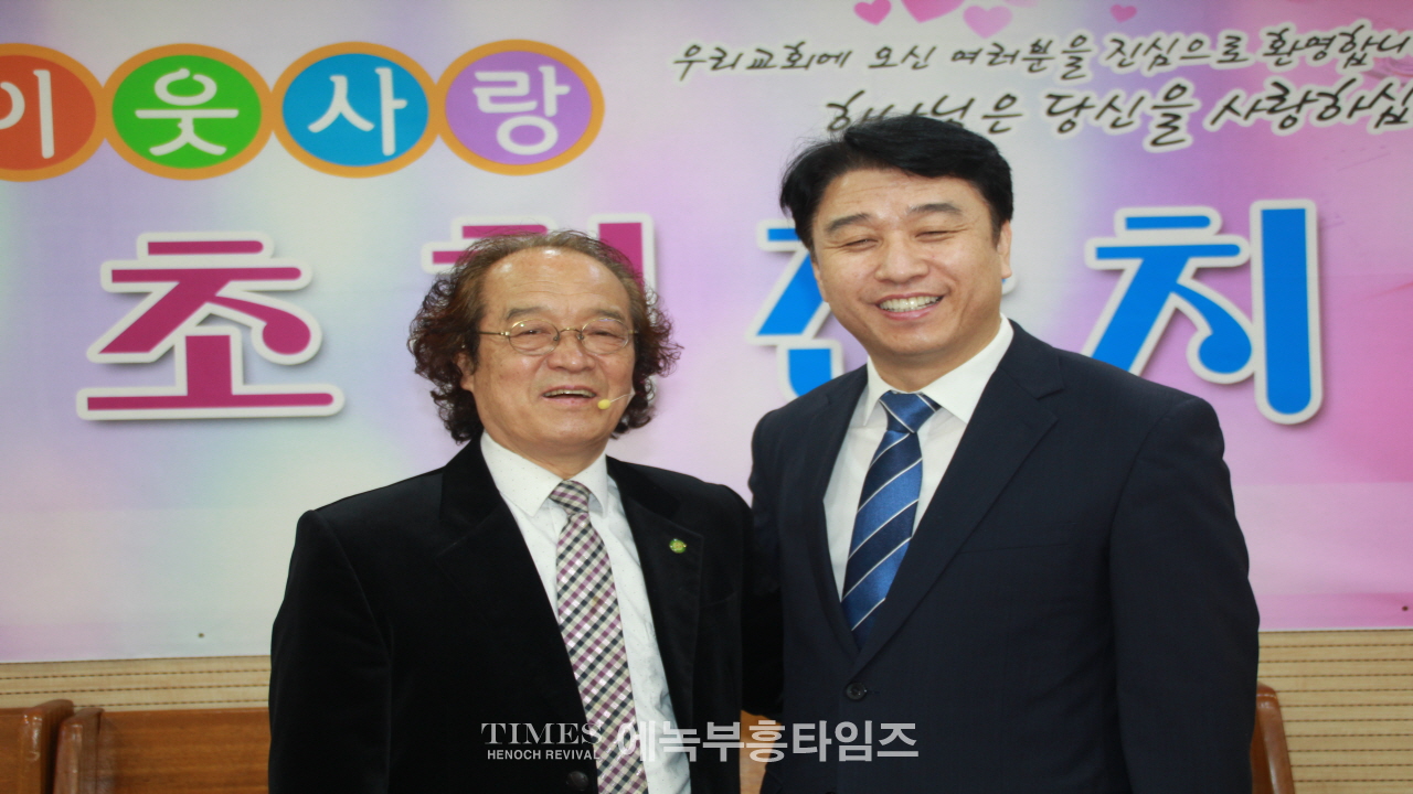 서울 중곡동 우리교회 이웃사랑 초청잔치를 열고 지역 어르신들 100며명을 초청해 식사와 선물 섬겨.