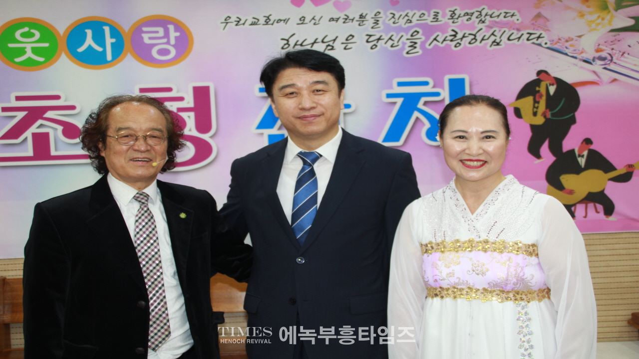 서울 중곡동 우리교회 이웃사랑 초청잔치를 열고 지역 어르신들 100며명을 초청해 식사와 선물 섬겨.