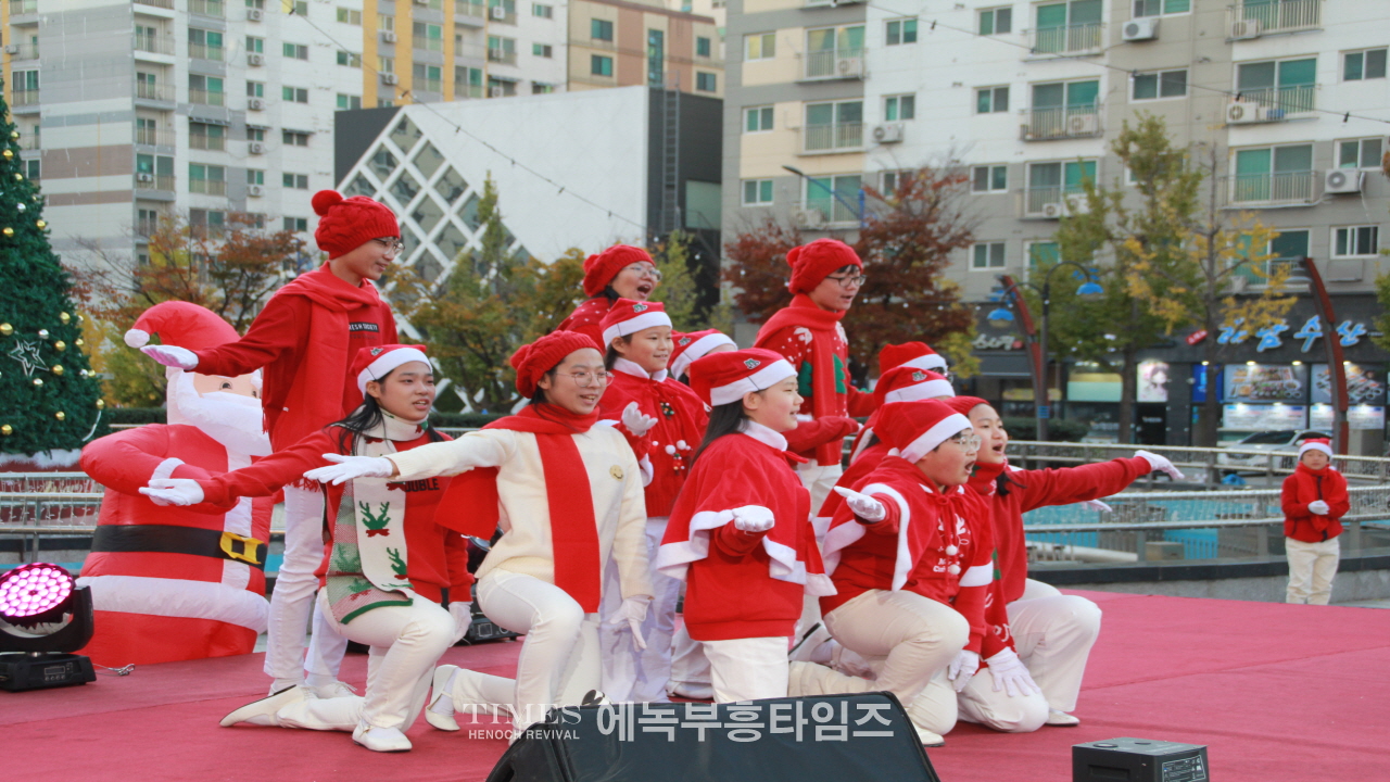 인천광역시기독교총연합회 성탄 점등식 및 시민문화축제 통해 그리스도의 탄생을 전해.