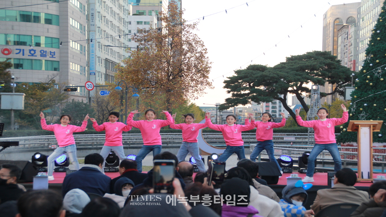 인천광역시기독교총연합회 성탄 점등식 및 시민문화축제 통해 그리스도의 탄생을 전해.