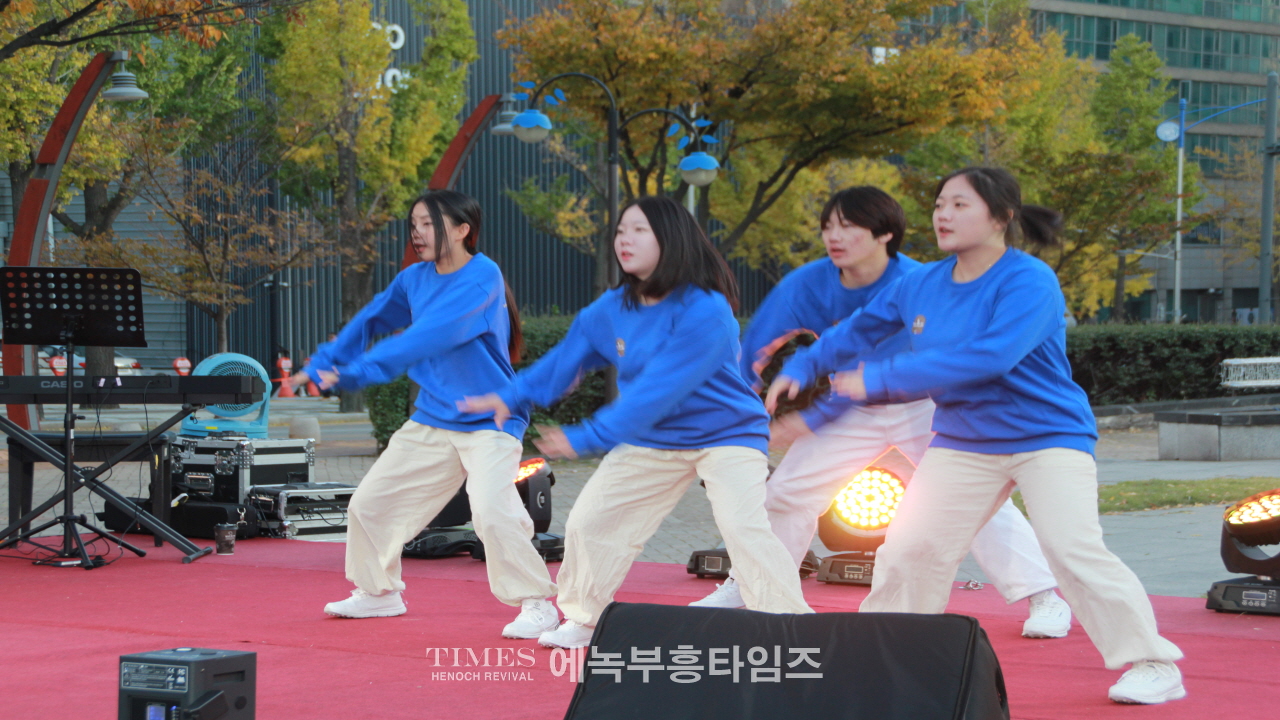인천광역시기독교총연합회 성탄 점등식 및 시민문화축제 통해 그리스도의 탄생을 전해.