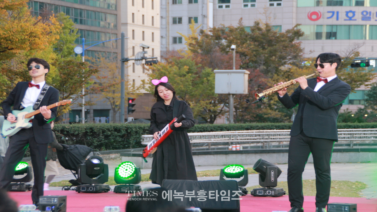 인천광역시기독교총연합회 성탄 점등식 및 시민문화축제 통해 그리스도의 탄생을 전해.