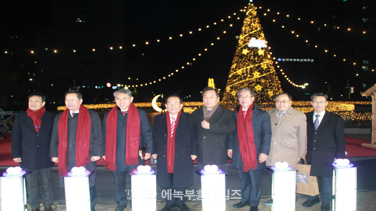 인천광역시기독교총연합회 성탄 점등식 및 시민문화축제 통해 그리스도의 탄생을 전해.