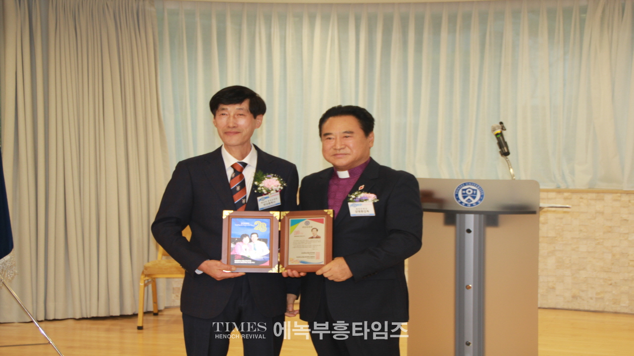 한상용 목사 연신원 28대 총동문회 정기총회서 28대 회장으로 당선돼어 이취임 감사예배 드려.