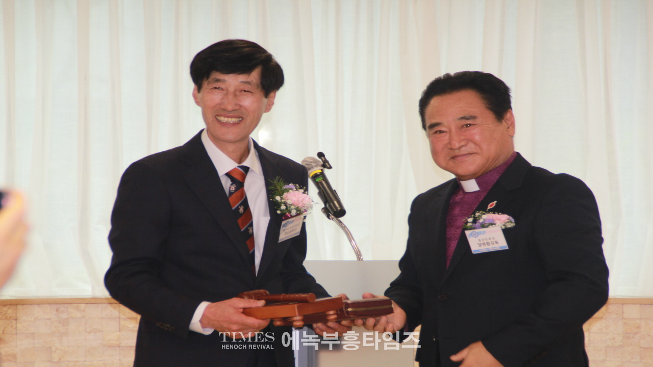 한상용 목사 연신원 28대 총동문회 정기총회서 28대 회장으로 당선돼어 이취임 감사예배 드려.