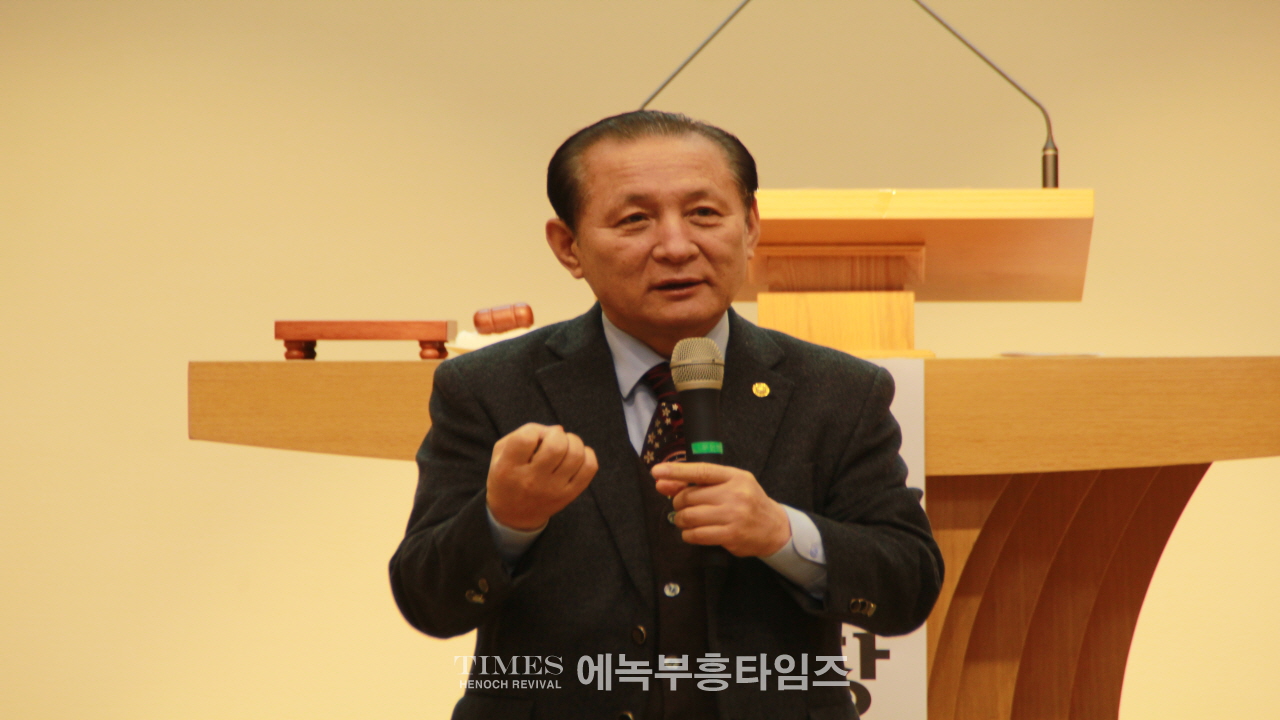 안양시 기독교연합회 제54회기 정기총회에서 새 대표회장에 김신호 목사 선출 돼.