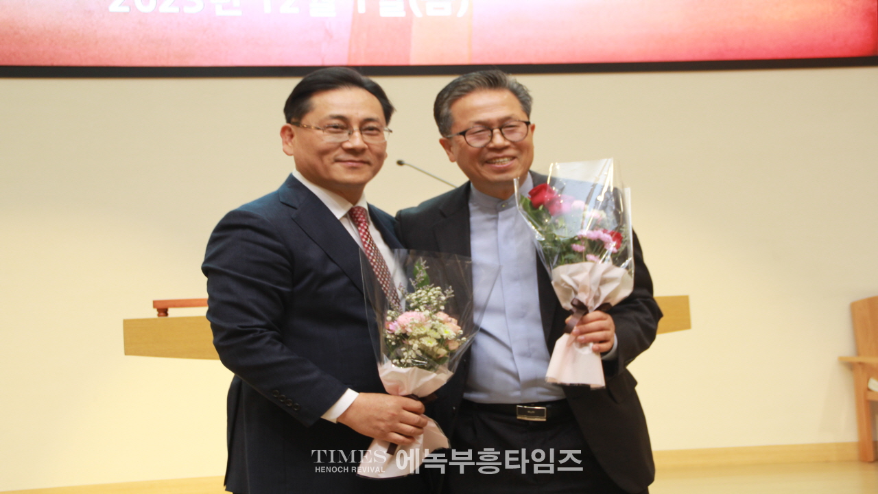 안양시 기독교연합회 제54회기 정기총회에서 새 대표회장에 김신호 목사 선출 돼.