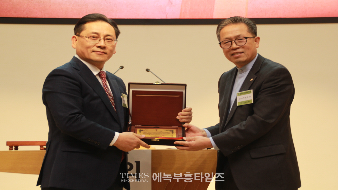 안양시 기독교연합회 제54회기 정기총회에서 새 대표회장에 김신호 목사 선출 돼.