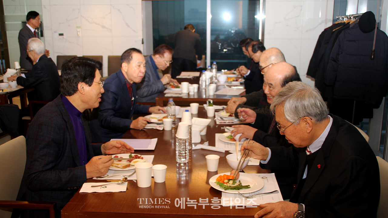 주승중 인기총회장, 증경회장단과 간담회서 인기총 연합과 제4차 국제로잔대회 적극 협렵 요청해.