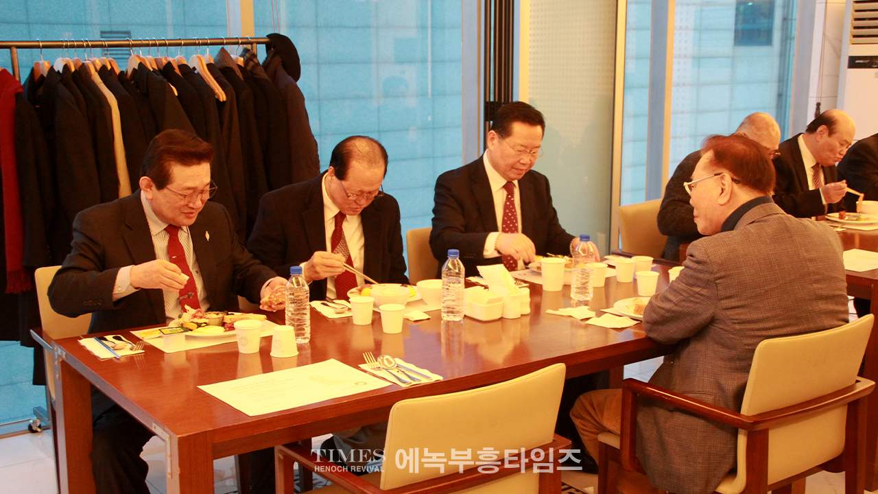 주승중 인기총회장, 증경회장단과 간담회서 인기총 연합과 제4차 국제로잔대회 적극 협렵 요청해.